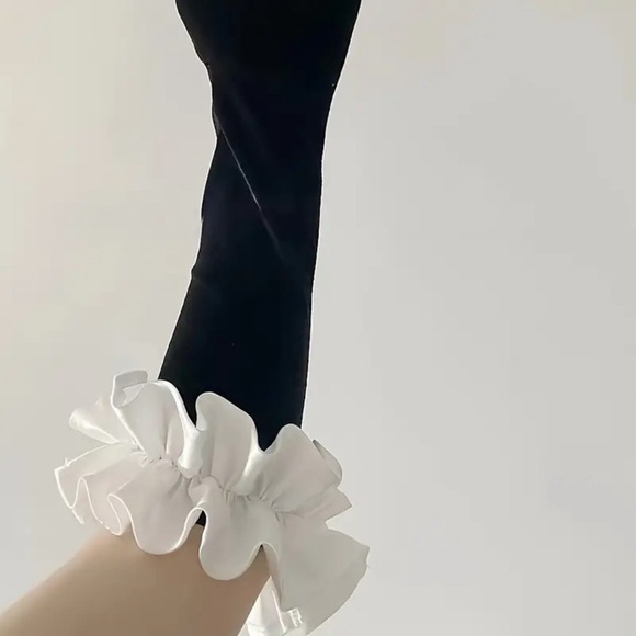 Elegant Black Velvet Long Gloves with White Wavy Edge - Picture 2 of 5